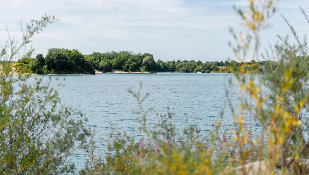 Blick vom Ufer auf einen See